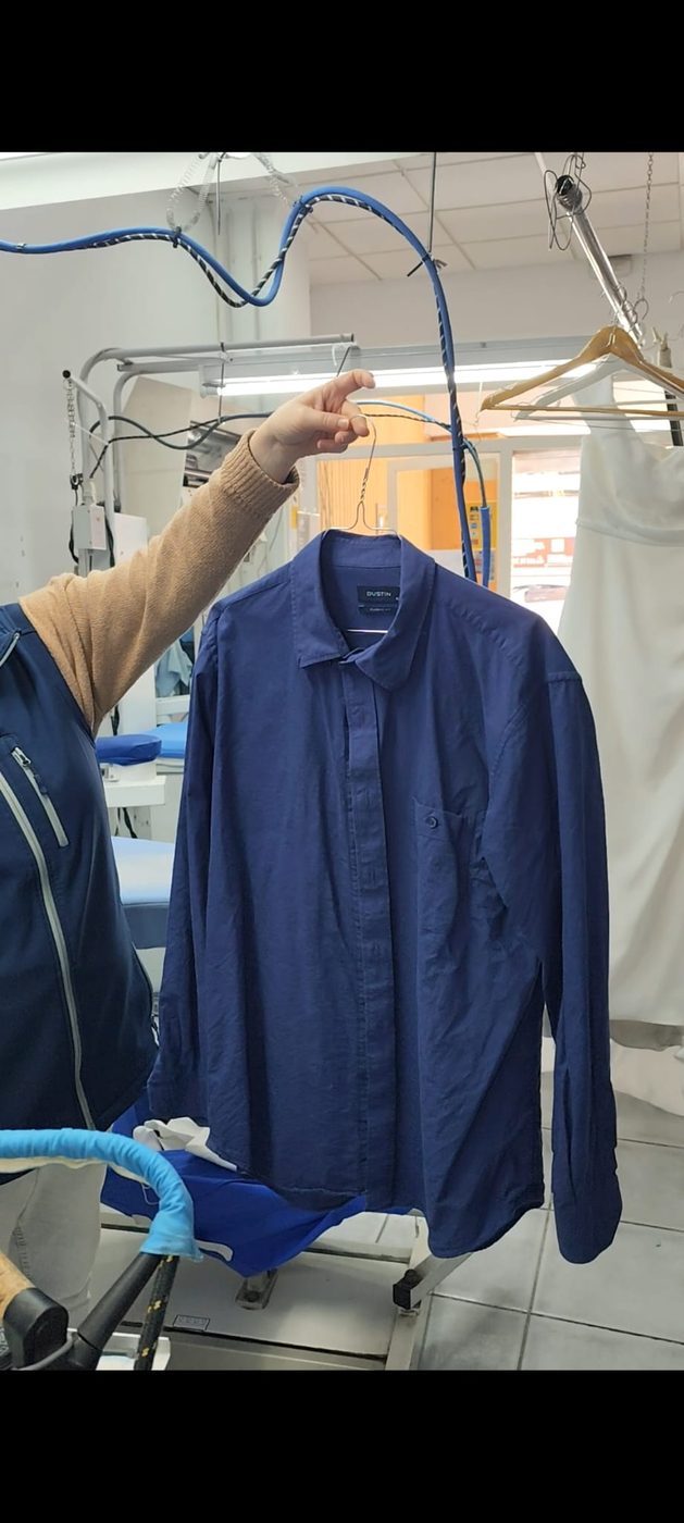 Camisa azul arrugada antes del planchado